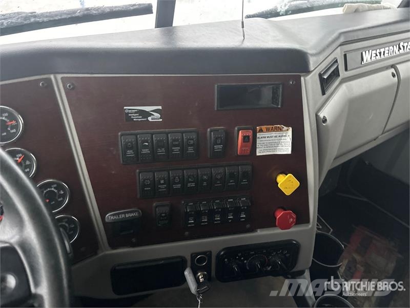 Western Star 5700 6x4 T/A Sleeper Truck Tractor Sadulveokid