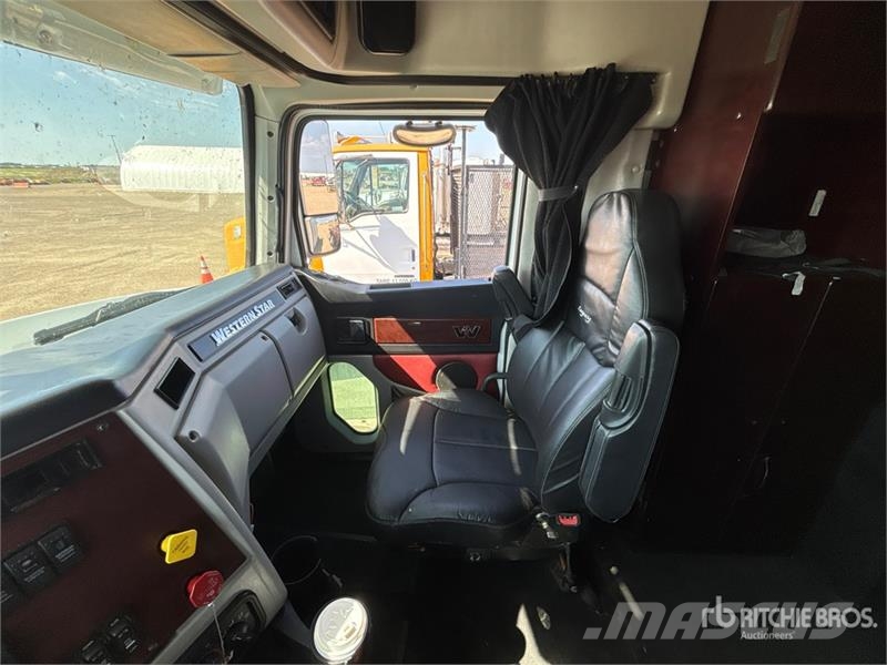 Western Star 5700 6x4 T/A Sleeper Truck Tractor Влекачи