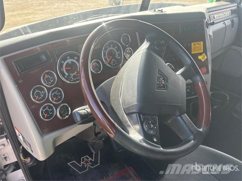 Western Star 5700 6x4 T/A Sleeper Truck Tractor Nyergesvontatók