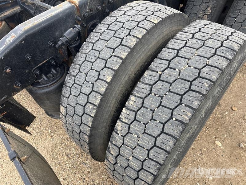 Western Star 5700XE 6x4 T/A Sleeper Truck Tractor Влекачи