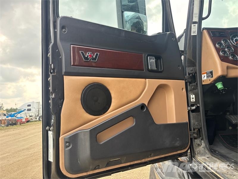 Western Star 5700XE 6x4 T/A Sleeper Truck Tractor Влекачи
