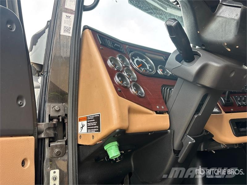 Western Star 5700XE 6x4 T/A Sleeper Truck Tractor Влекачи
