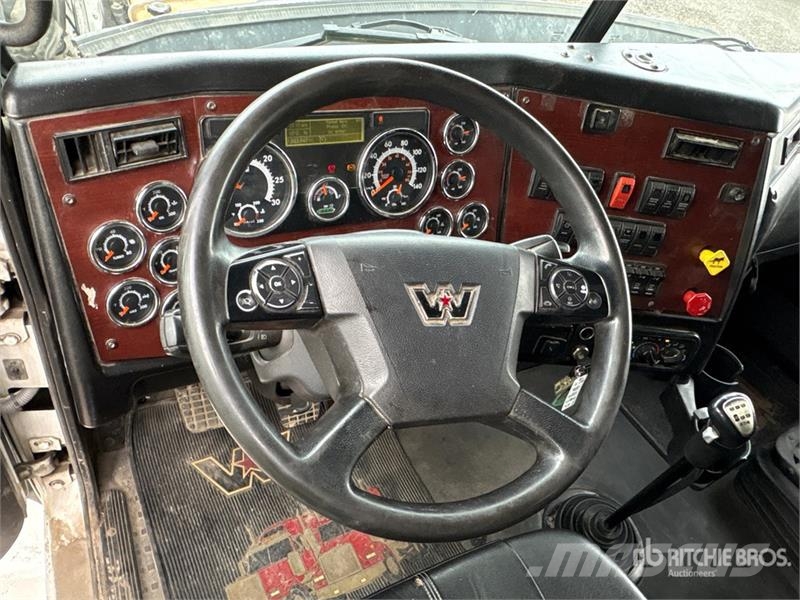 Western Star 5700XE 6x4 T/A Sleeper Truck Tractor Vilcēji