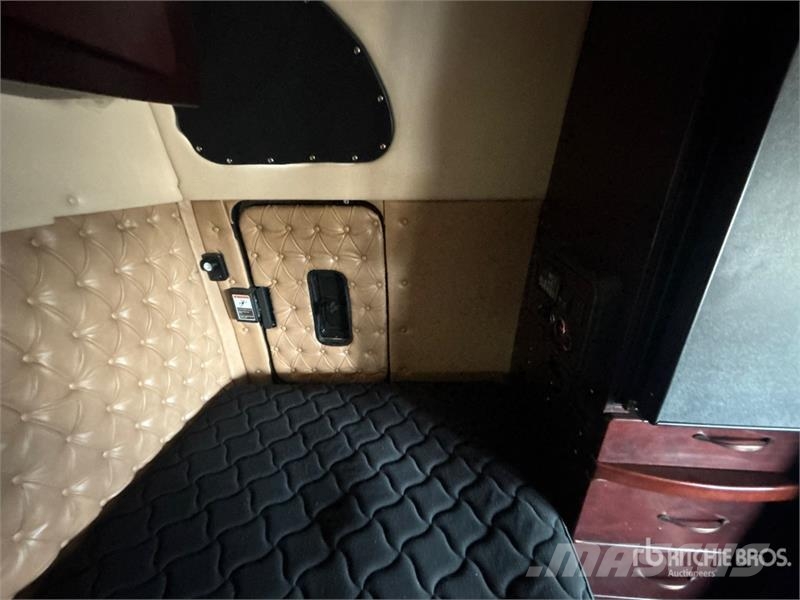 Western Star 5700XE 6x4 T/A Sleeper Truck Tractor Влекачи