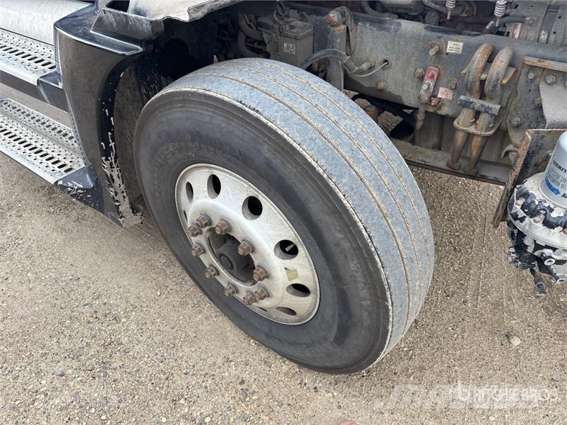 Western Star 5700XE 6x4 T/A Sleeper Truck Tractor Влекачи