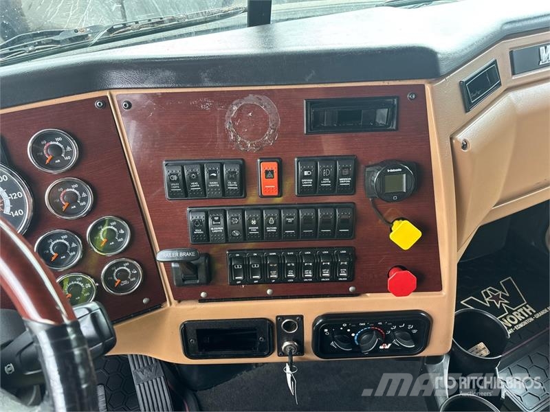 Western Star 5700XE 6x4 T/A Sleeper Truck Tractor Влекачи