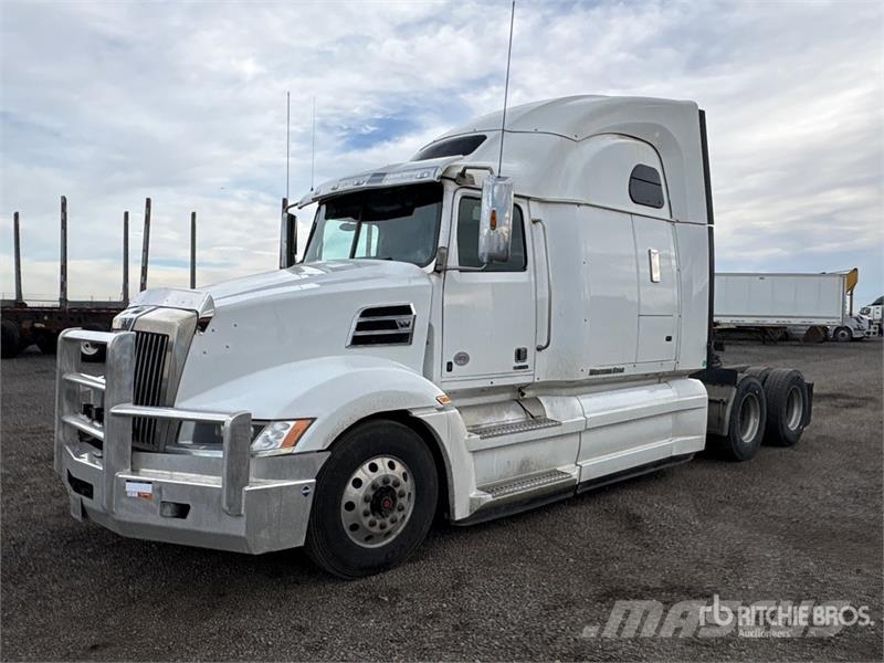 Western Star 5700XE 6x4 T/A Sleeper Truck Tractor Vilcēji