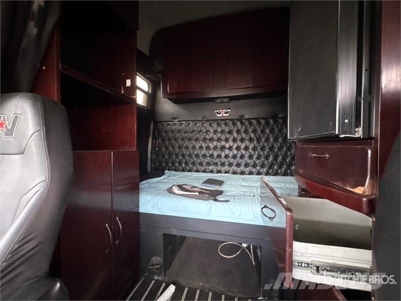 Western Star 5700XE 6x4 T/A Sleeper Truck Tractor Vilcēji