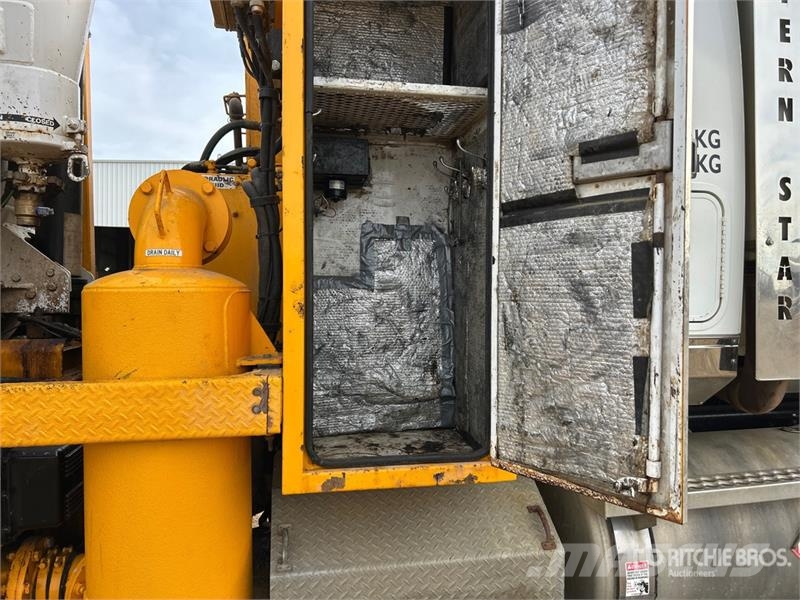 Western Star on  Western Star 4900SA 8x6 Sleeper Combination Wa شاحنات مزدوجة / خلخلة