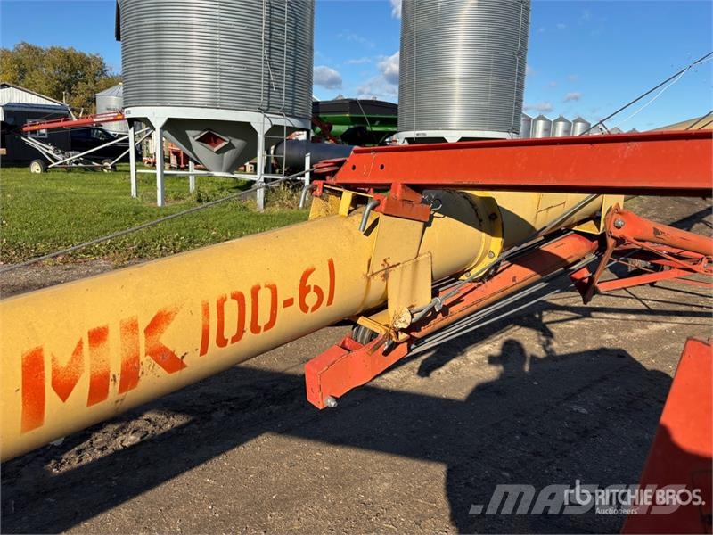 Westfield MK100-61 10 in x 61 ft Swing Grain Auger Transportna oprema