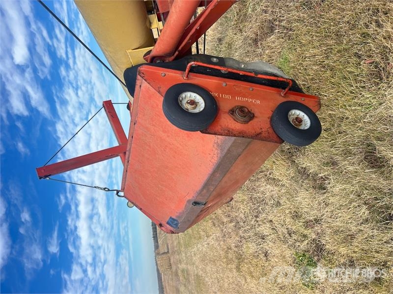 Westfield MK100-61 10 in x 61 ft Swing Grain Auger Транспортне обладнання