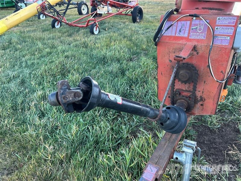 Westfield MK130-61 13 in x 61 ft Swing Grain Auger Szállító berendezések
