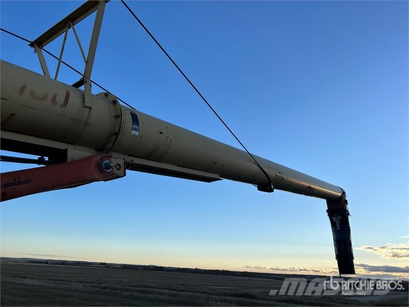 Westfield MK130-61 13 in x 61 ft Swing Grain Auger Szállító berendezések