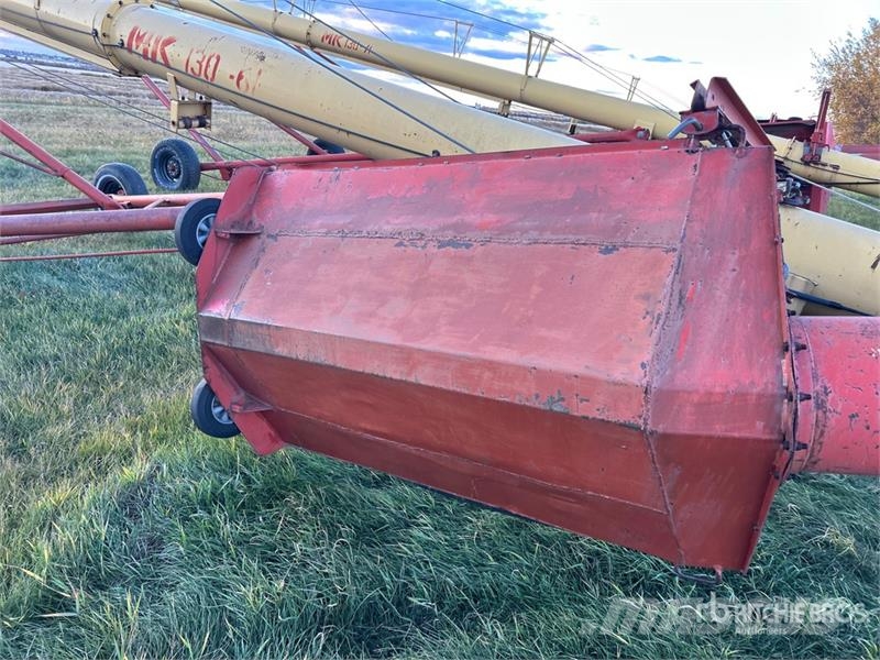 Westfield MK130-61 13 in x 61 ft Swing Grain Auger Szállító berendezések