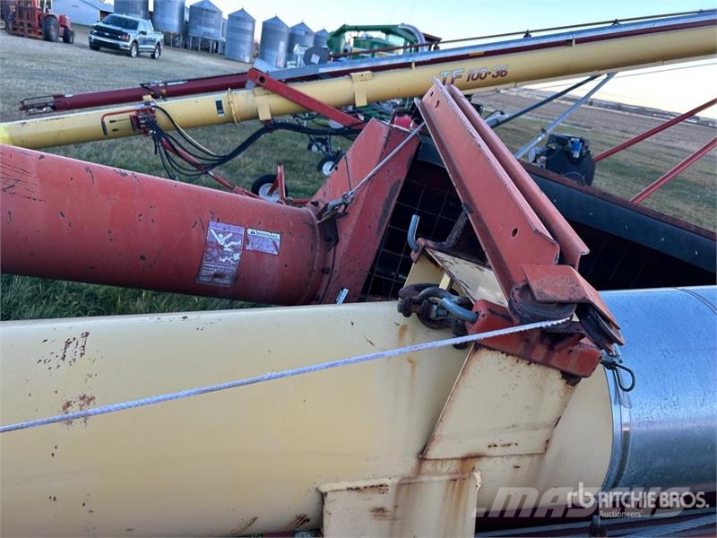 Westfield MK130-61 13 in x 61 ft Swing Grain Auger Szállító berendezések