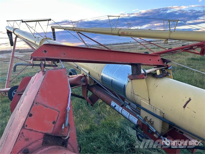 Westfield MK130-61 13 in x 61 ft Swing Grain Auger Szállító berendezések