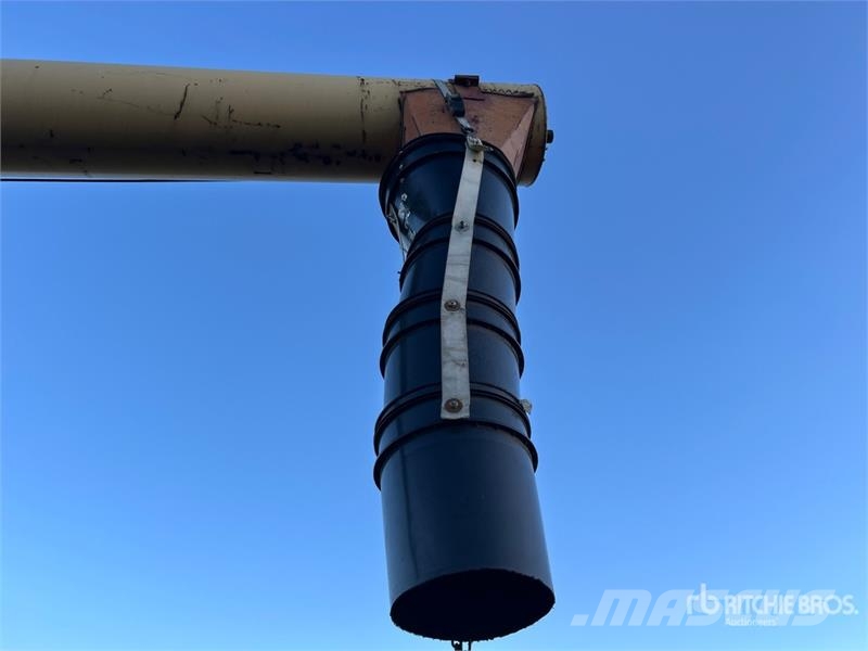 Westfield MK130-61 13 in x 61 ft Swing Grain Auger Szállító berendezések