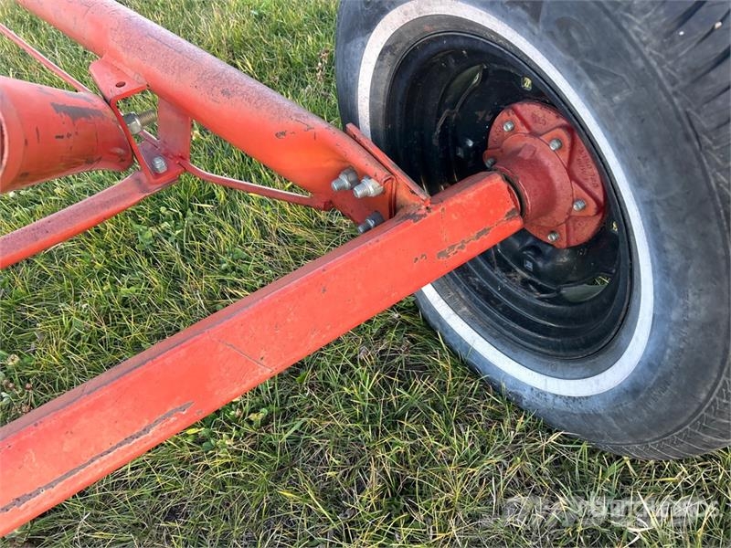 Westfield MK130-61 13 in x 61 ft Swing Grain Auger Szállító berendezések