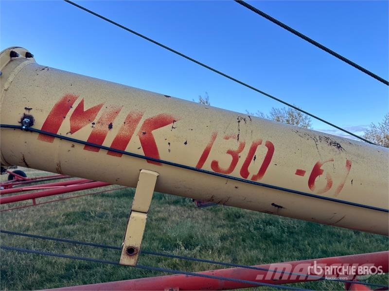 Westfield MK130-61 13 in x 61 ft Swing Grain Auger Szállító berendezések