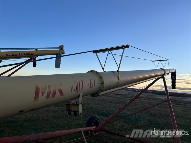Westfield MK130-61 13 in x 61 ft Swing Grain Auger Szállító berendezések
