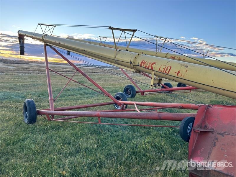 Westfield MK130-61 13 in x 61 ft Swing Grain Auger Szállító berendezések