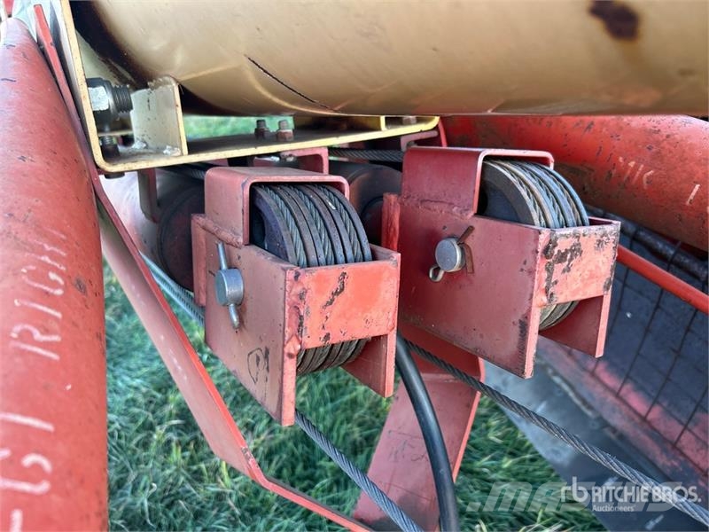 Westfield MK130-61 13 in x 61 ft Swing Grain Auger Szállító berendezések