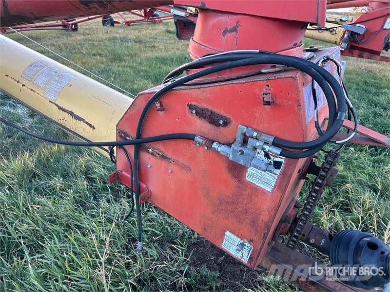 Westfield MK130-61 13 in x 61 ft Swing Grain Auger Szállító berendezések