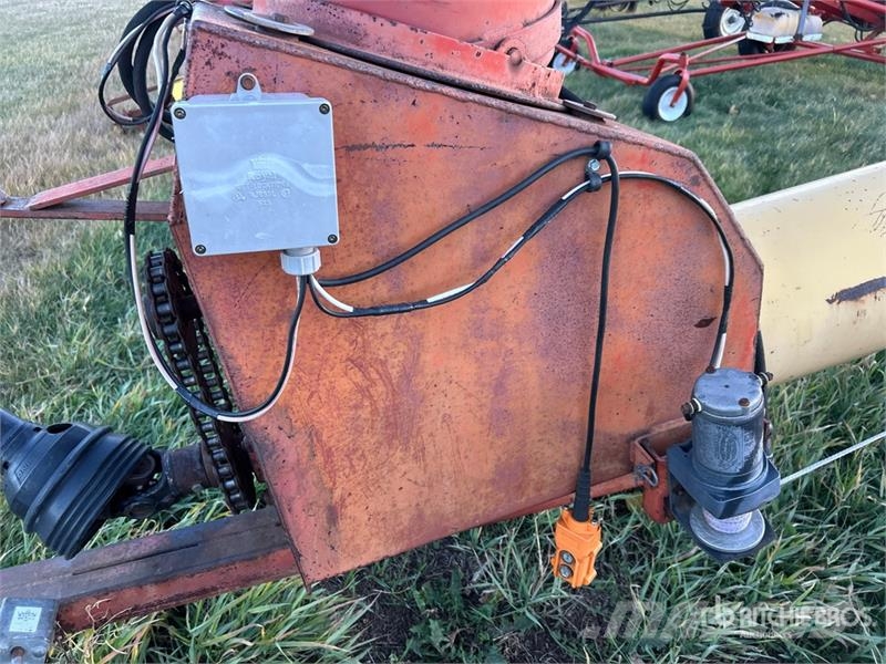 Westfield MK130-61 13 in x 61 ft Swing Grain Auger Szállító berendezések