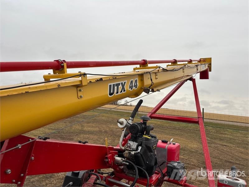 Westfield UTX 10 in x 44 ft U-Trough Grain Auger (Unused) معدات نقل