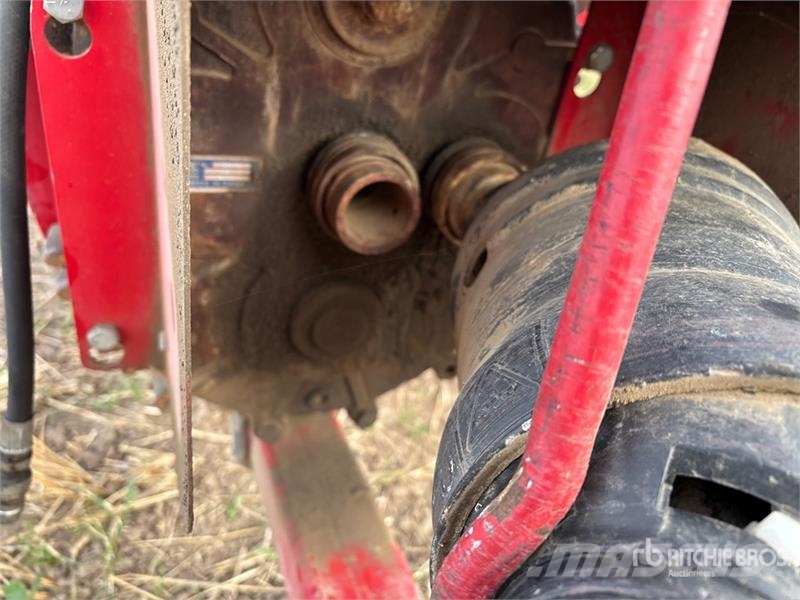Wheatheart X130-84 13 in x 84 ft Swing Grain Auger Szállító berendezések