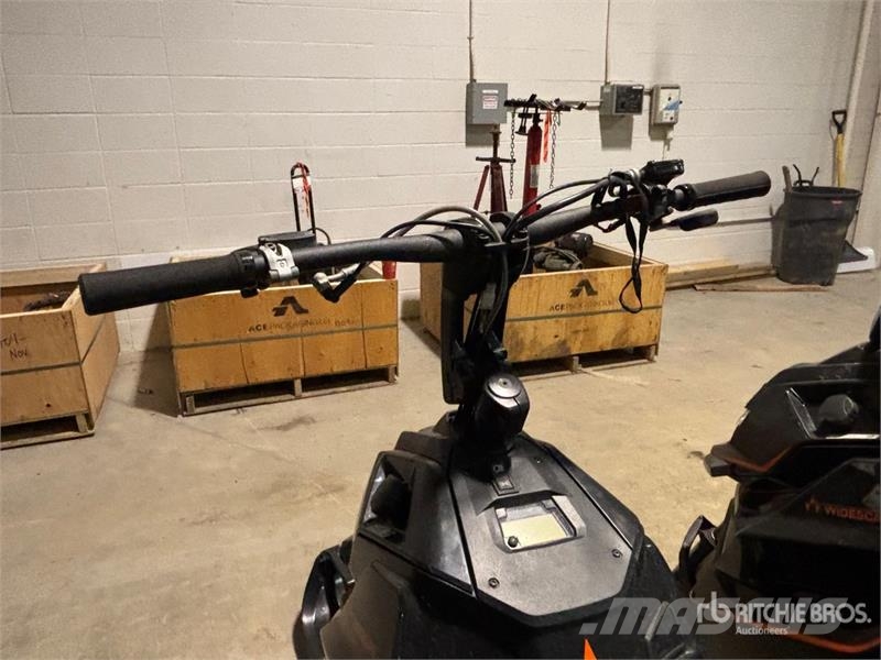 Widescape WS250 EFI Stand Up Snowmobile Snøscootere