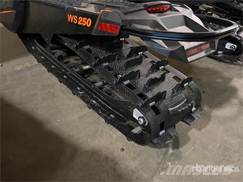 Widescape WS250 EFI Stand Up Snowmobile Snøscootere