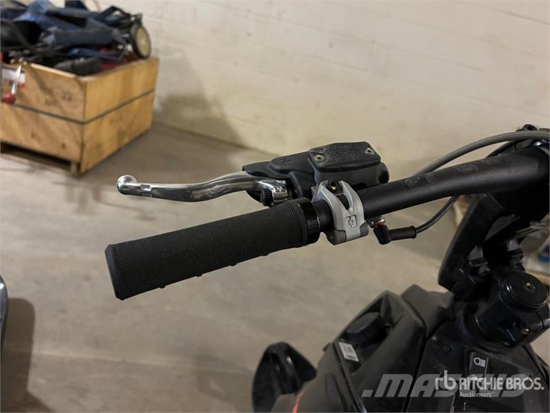 Widescape WS250 Stand Up Snowmobile Motoros szánok