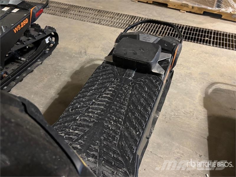 Widescape WS250 Stand Up Snowmobile Motoros szánok
