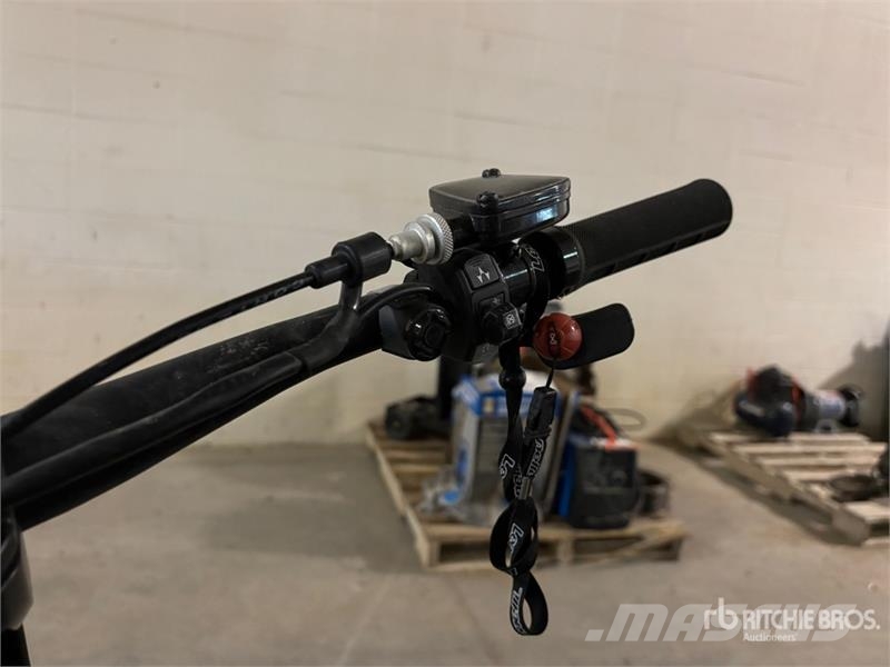 Widescape WS250 Stand Up Snowmobile Motoros szánok