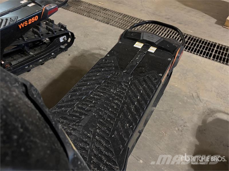 Widescape WS250 Stand Up Snowmobile Motoros szánok