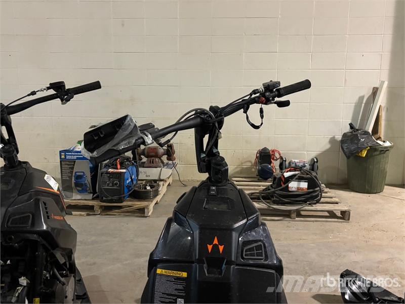  Widescape WS250 Stand Up Snowmobile Moottorikelkat