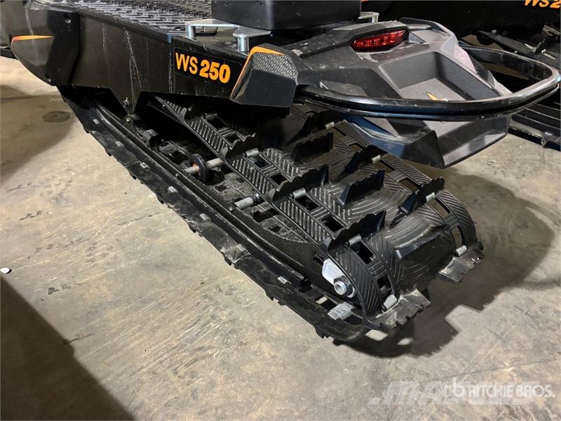 Widescape WS250 Stand Up Snowmobile Motoros szánok