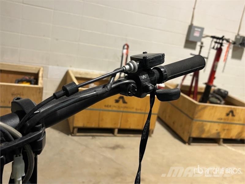 Widescape WS250 Stand Up Snowmobile Moottorikelkat