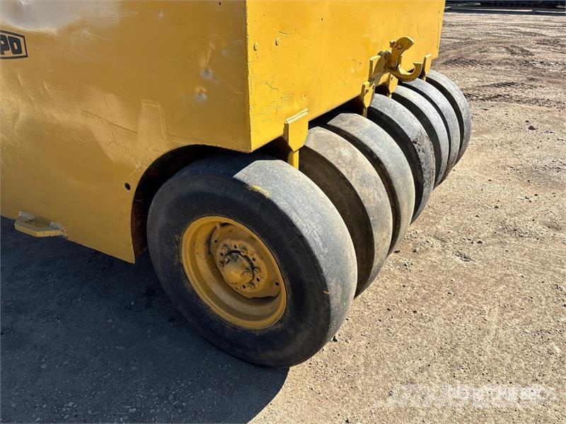 Wobbly Wheel 9 ft x 7 ft Pull Behind Compactor Vontatott vibrátoros hengerek