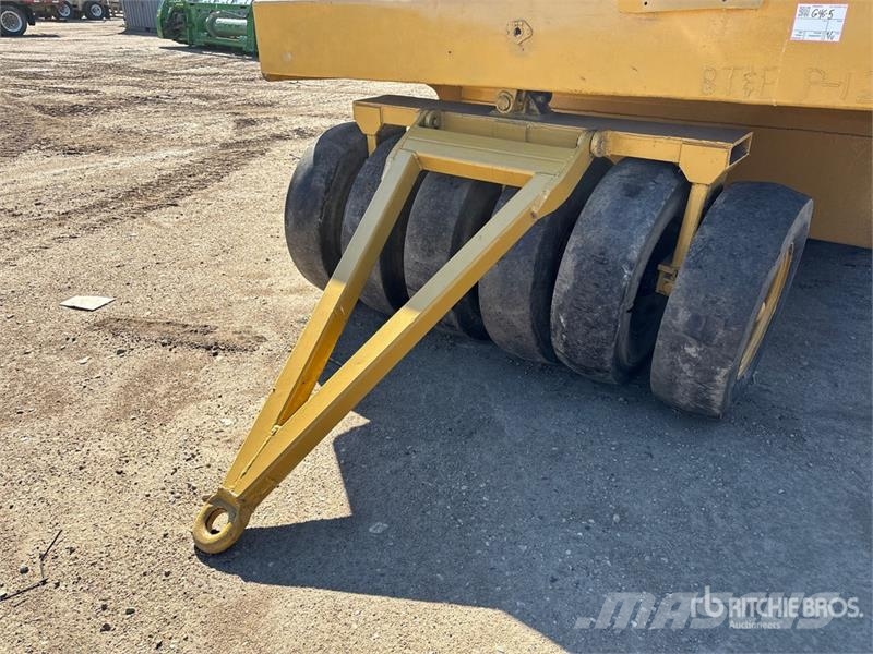 Wobbly Wheel 9 ft x 7 ft Pull Behind Compactor Vontatott vibrátoros hengerek