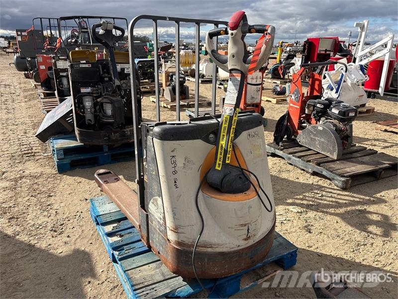 WP 2300 Series 4500 lb Electric Pallet Jack 핸드파레트 트럭
