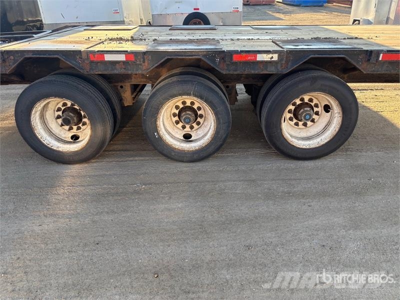  Wrem 32 ft Tri/A Equipment Trailer Remolques para transporte de vehículos