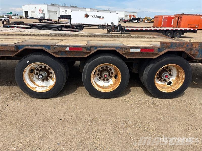 Wrem 32 ft Tri/A Equipment Trailer Remolques para transporte de vehículos