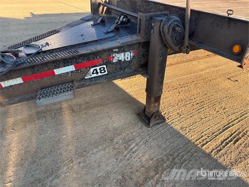  Wrem 32 ft Tri/A Equipment Trailer Remolques para transporte de vehículos