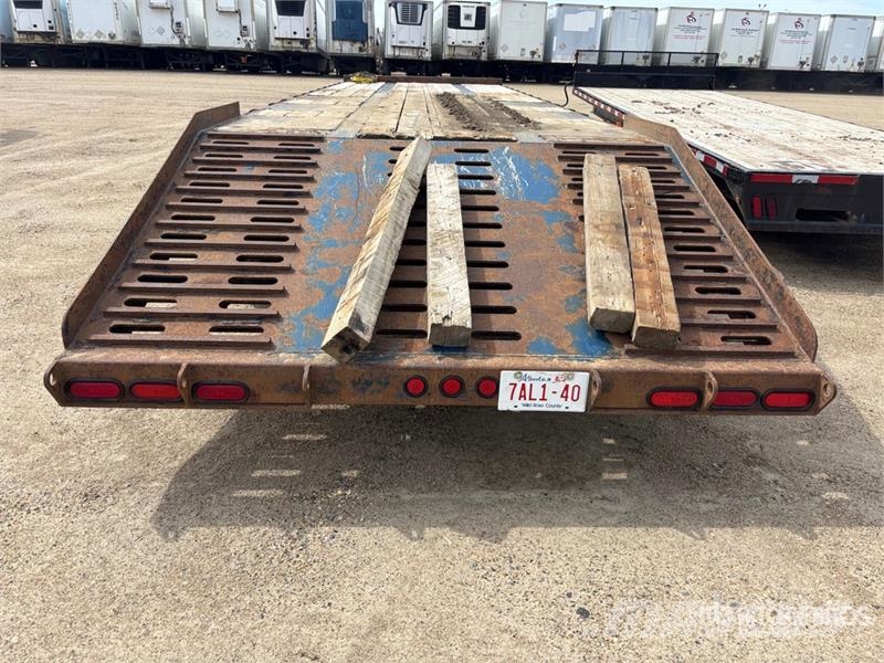 Wrem 32 ft Tri/A Equipment Trailer Remolques para transporte de vehículos