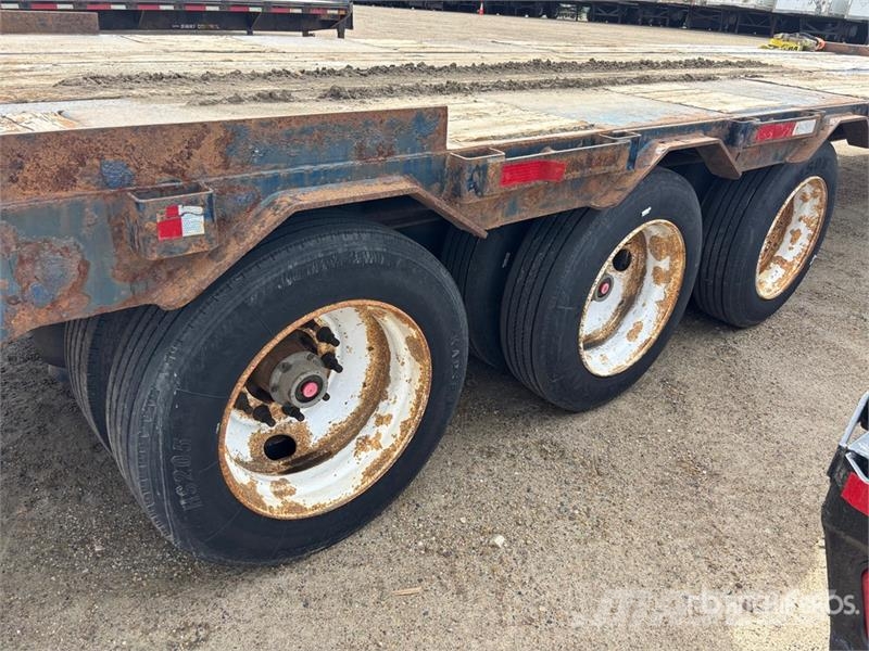 Wrem 32 ft Tri/A Equipment Trailer Remolques para transporte de vehículos