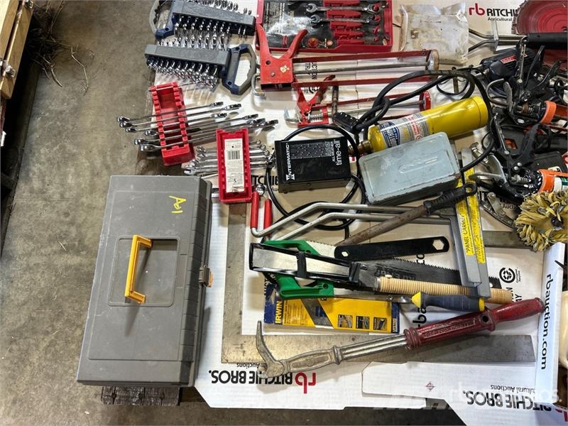Wrenches, Saw Blades, Square, Caulking Guns, Bits. Andre komponenter