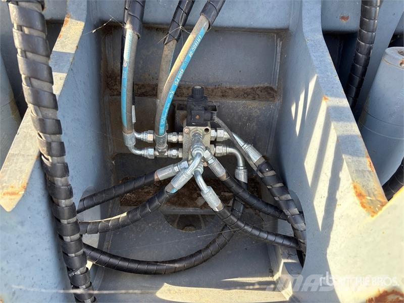 XHAND 44 in Hydraulic Tilting Excavator Bucket - F Kanalak
