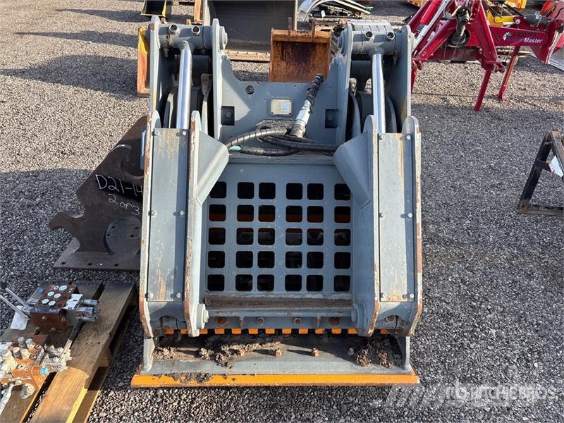 XHAND 44 in Hydraulic Tilting Excavator Bucket - F Kanalak